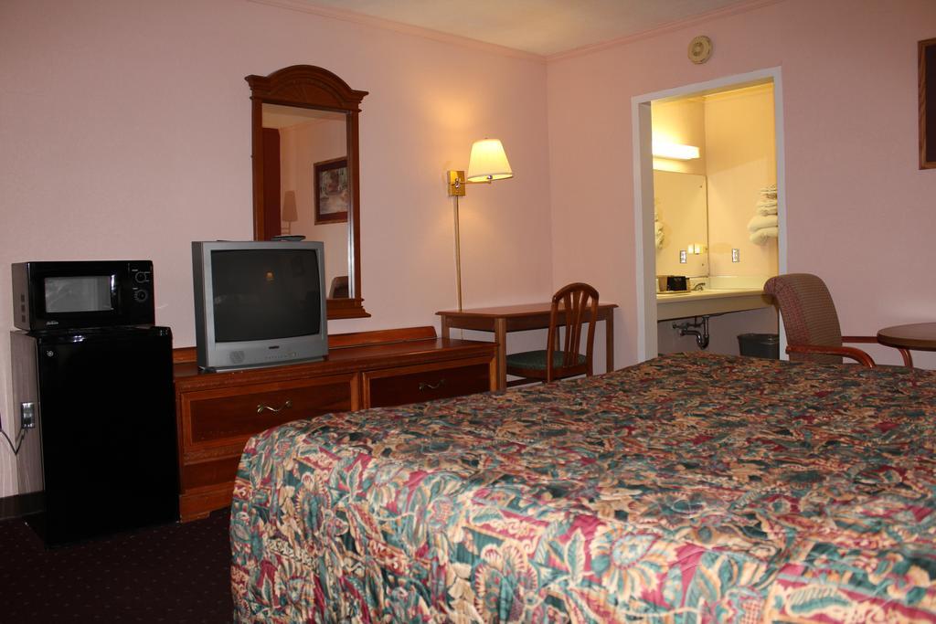 Andrew Johnson Inn Greeneville Room photo